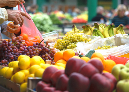 贝尔格莱德塞尔维亚周末在贝尔格莱德的绿色市场或农贸市场10.16.2018 新鲜和有机蔬菜和水果的销售。女性选择最好的香蕉。生活